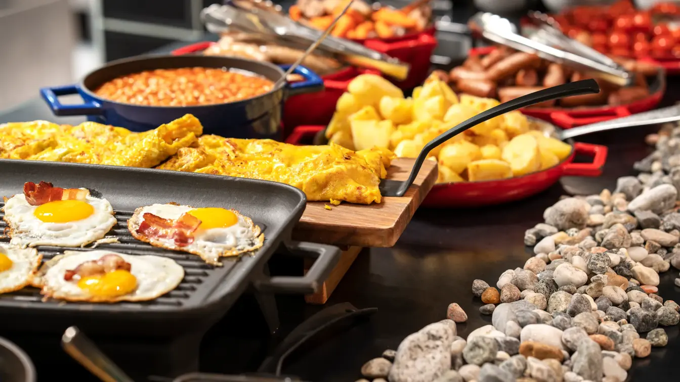 Varmmat på frokostbuffet på Thon Hotel Polar
