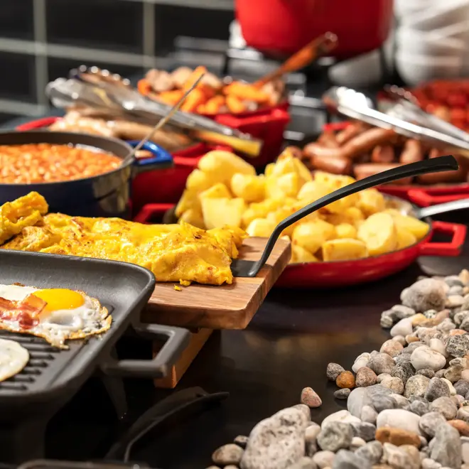 Varmmat på frokostbuffet på Thon Hotel Polar