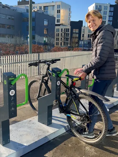 Noen som parker en sykkel ved Storo