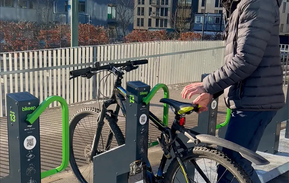 Noen som parker en sykkel ved Storo