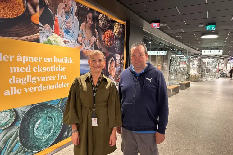 Senterleder Christina Omland sammen med Saeed Hassanzadeh, eier av senterets nyeste aktør, den utenlandske dagligvarebutikken: "Verden På Bordet"   