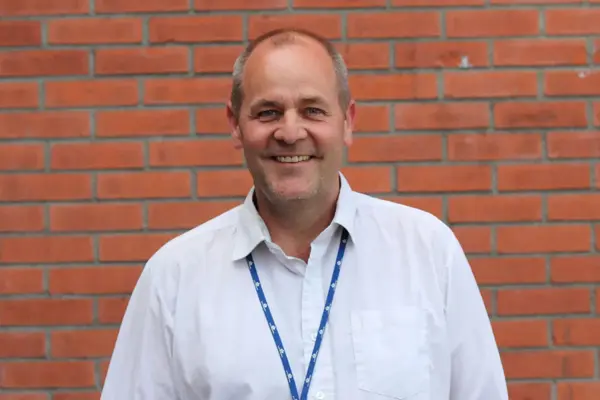 Bilde av mann som smiler