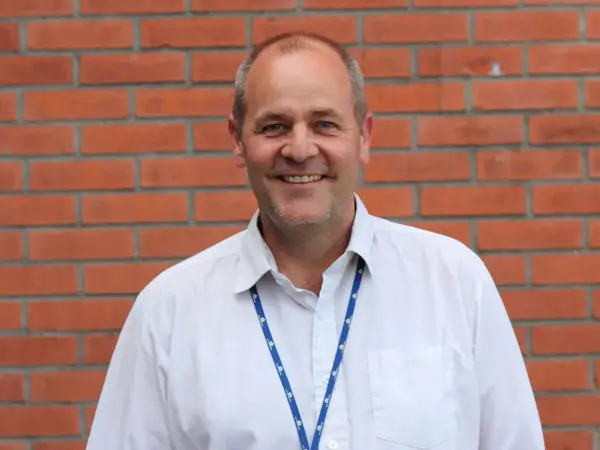 Bilde av mann som smiler