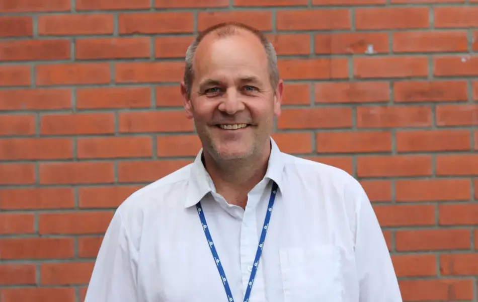 Bilde av mann som smiler