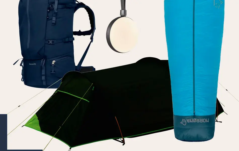 Telt satt opp på vidda, tursekk, sort telt og turkis sovepose.