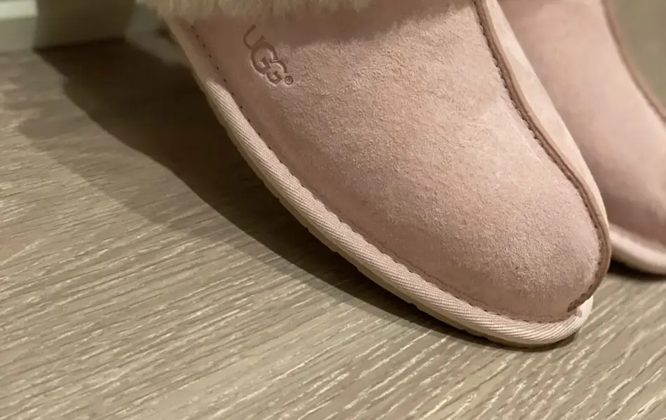 rosa tøfler av merket ugg