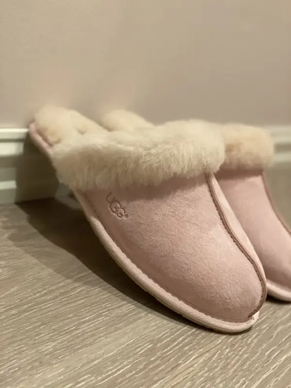 rosa tøfler av merket ugg