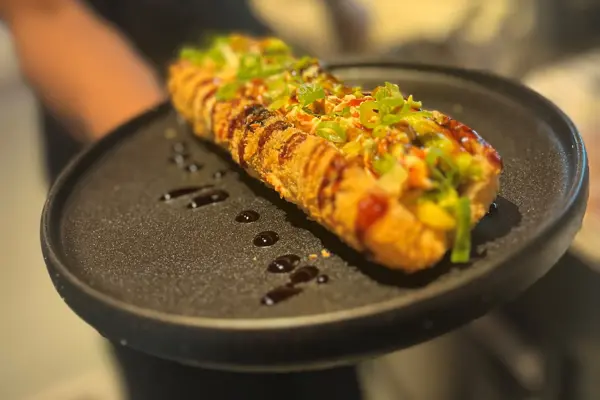 Bilde av sushi hotdog på  svart fat