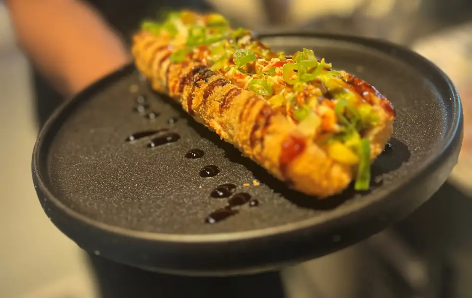Bilde av sushi hotdog på  svart fat