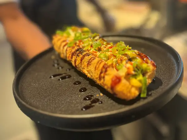 Bilde av sushi hotdog på  svart fat