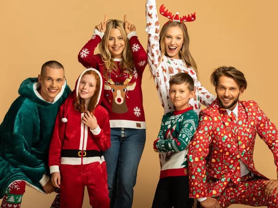 menn, damer og barn med morsomme juleklær