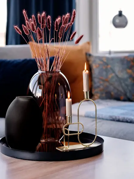 Vaser i brunt og sort med strå