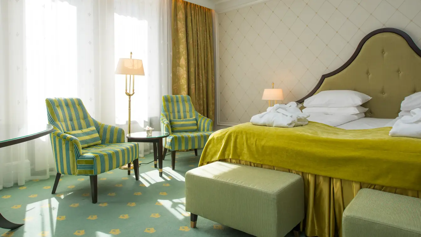 Dobbeltseng og to gostoler på Hotel Bristol i Oslo sentrum
