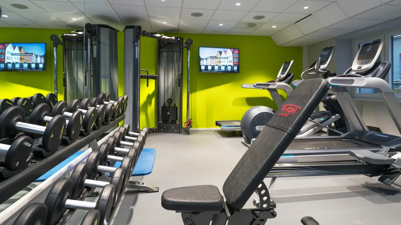 Tredemølla og vekter i treningsrom på Thon Hotel Rosenkrantz