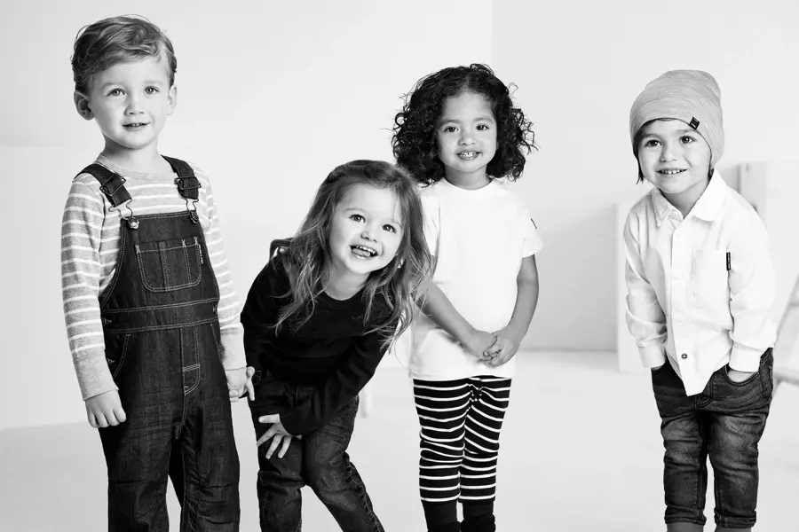 Gjeng med barn smiler til kamera 