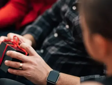 Person holder liten pakke med sløyfe rundt