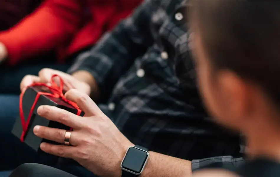 Person holder liten pakke med sløyfe rundt