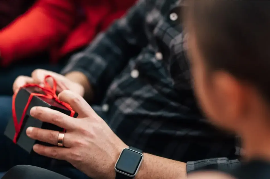 Person holder liten pakke med sløyfe rundt