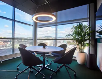 Et møtebord foran et vindu med flott utsikt