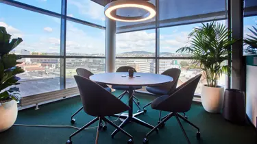 Et møtebord foran et vindu med flott utsikt