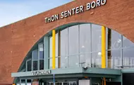 Fasadebilde av Thon Senter Borg, hovedinngang med logo.