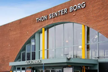 Fasadebilde av Thon Senter Borg, hovedinngang med logo.