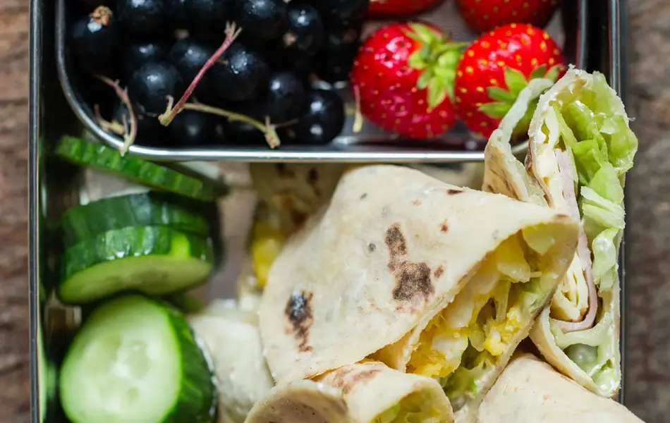 matpakke med fylte lomper, grønnsaker og bær