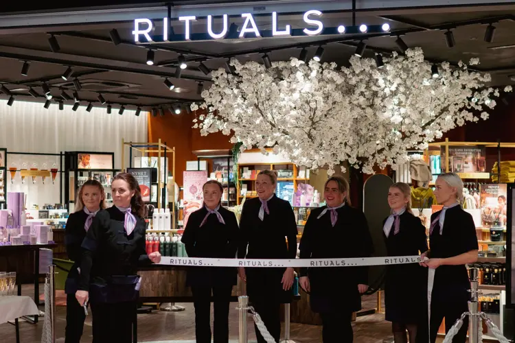 En spent og forventingsfull gjeng som endelig kunne klippe snoren til sin lekre butikk på Oasen.