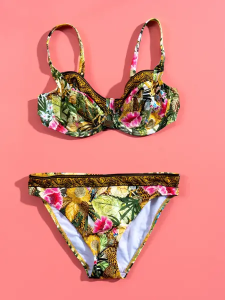 Grønn blomstrete bikini på rosa bakgrunn