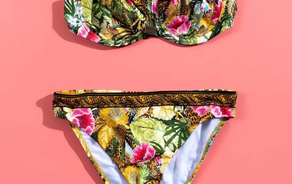 Grønn blomstrete bikini på rosa bakgrunn