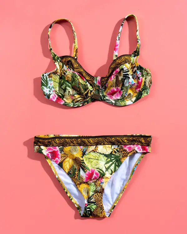 Grønn blomstrete bikini på rosa bakgrunn