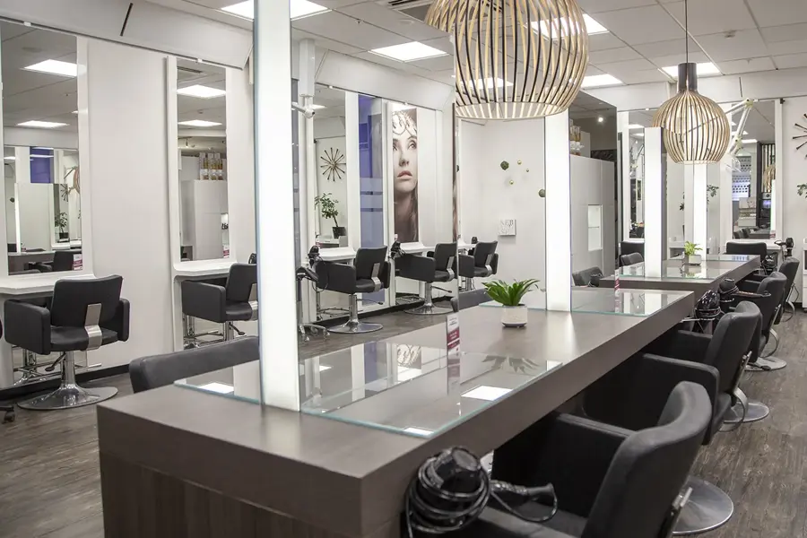 Frisør salong, med flere speil og frisør stoler