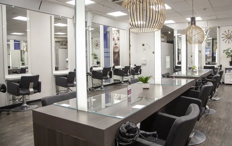 Frisør salong, med flere speil og frisør stoler