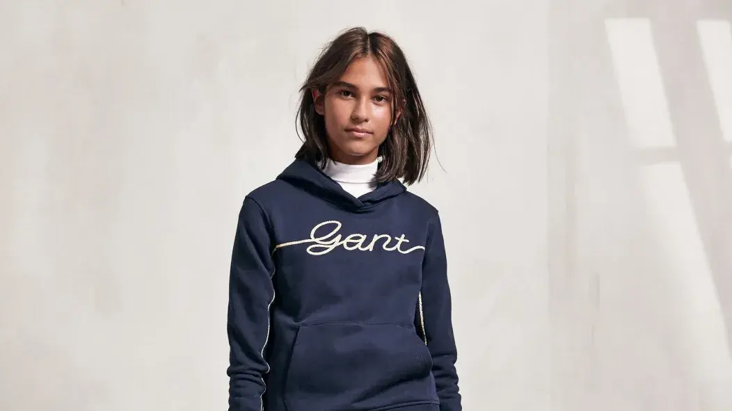 jente med blå hettegenser