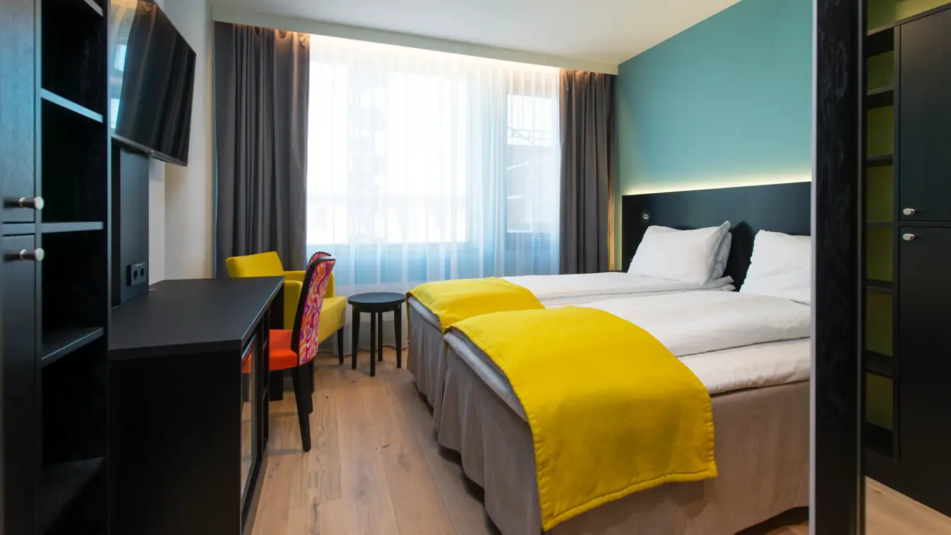 Seng, skrivebord og sitteplass i standardrom på Thon Hotel Vika Atrium i Oslo