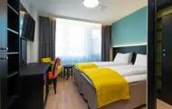 Seng, skrivebord og sitteplass i standardrom på Thon Hotel Vika Atrium i Oslo