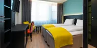 Seng, skrivebord og sitteplass i standardrom på Thon Hotel Vika Atrium i Oslo
