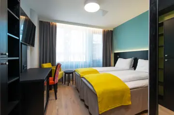 Seng, skrivebord og sitteplass i standardrom på Thon Hotel Vika Atrium i Oslo