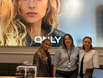 Bilde av tre ansatte hos ONLY