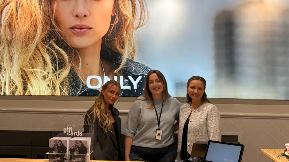 Bilde av tre ansatte hos ONLY