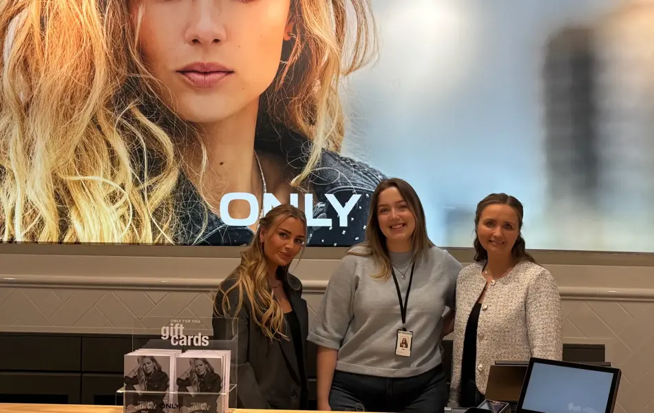 Bilde av tre ansatte hos ONLY