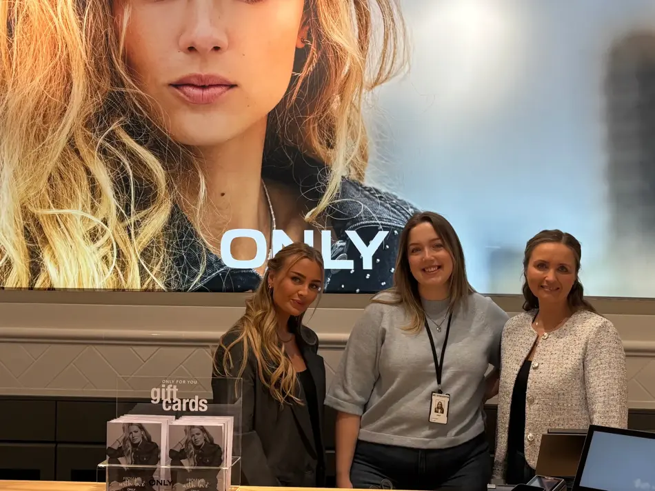 Bilde av tre ansatte hos ONLY