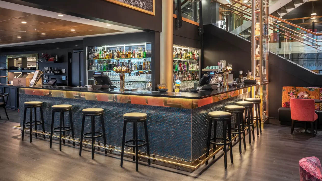 Bar, svart gulv, barkrakker