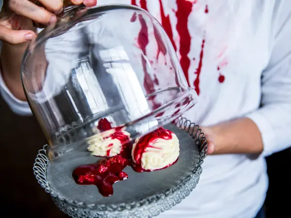 Fat med grått fat med panna cotta-hjerner med syltetøy