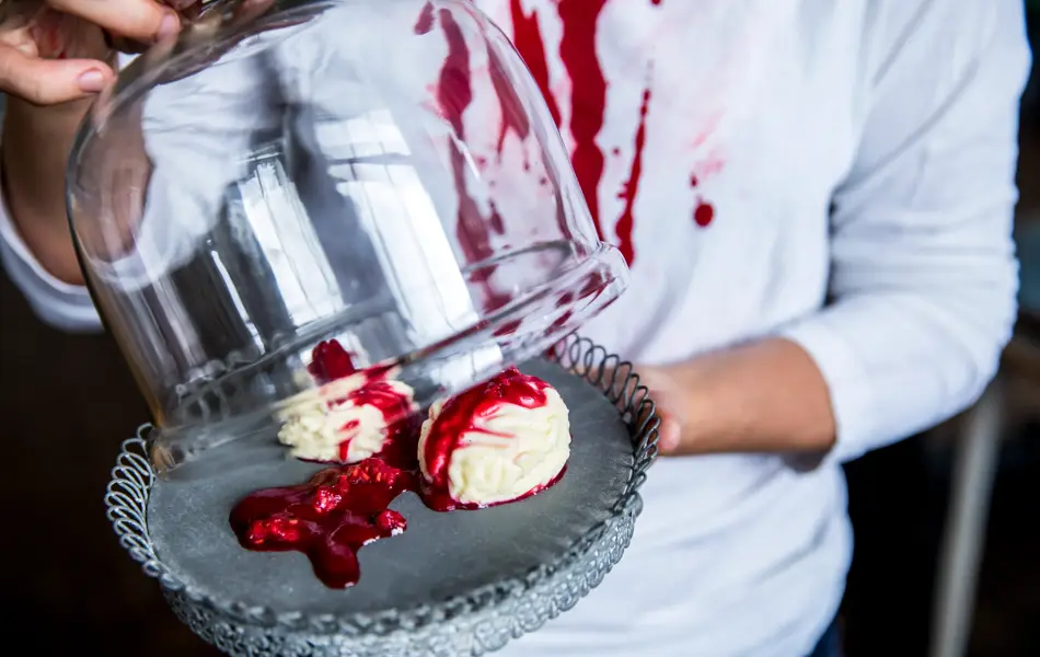 Fat med grått fat med panna cotta-hjerner med syltetøy