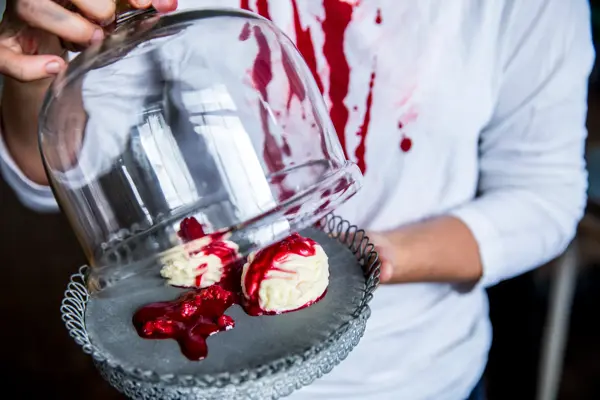 Fat med grått fat med panna cotta-hjerner med syltetøy