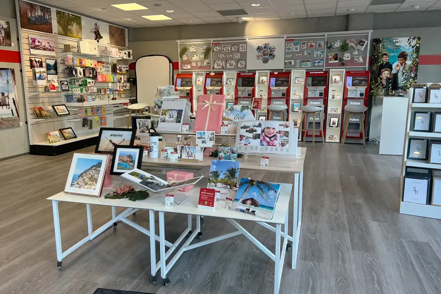 bord med bilder og rammer