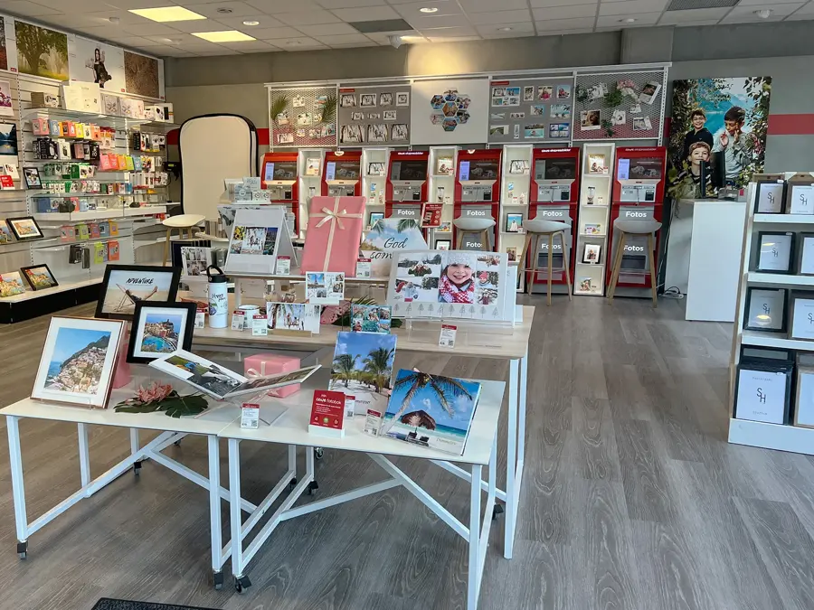 bord med bilder og rammer