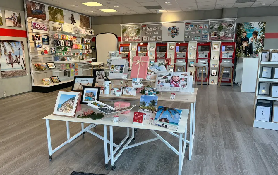 bord med bilder og rammer