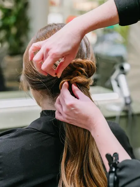 Dame med hår stylet og spenner i håret